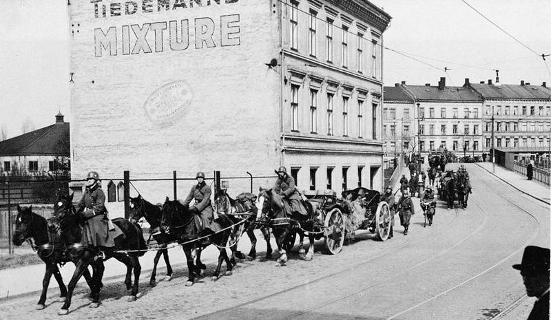 Tyske soldater med hester og vogner rykker inn i Gamlebyen i Oslo. FOTO: NTB SCANPIX