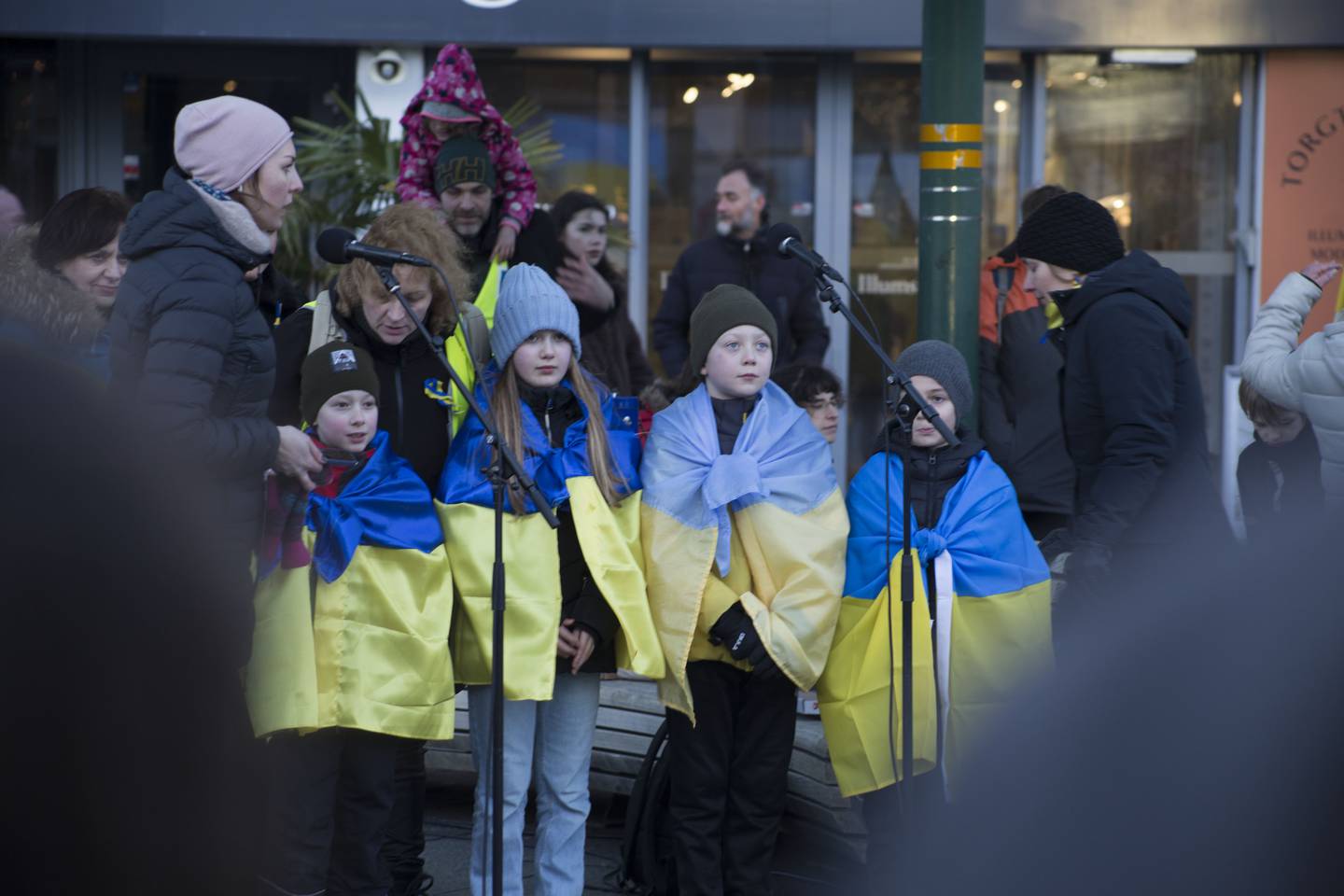 Disse barna fortalte at de ønsket seg fred i Ukraina på flere forskjellige språk.