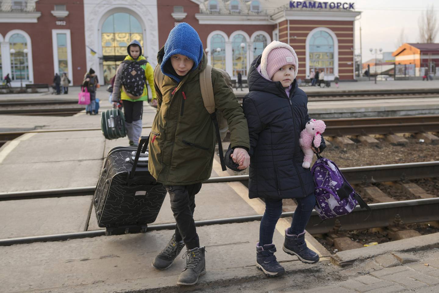 Ukrainske myndigheter har bedt innbyggerne i Luhansk og Donetsk om å evakuere eller risikere å risikere å miste livet. Disse barna i Kramatorsk i Donetsk forlot området 24. februar, dagen da Russland invaderte Ukraina.