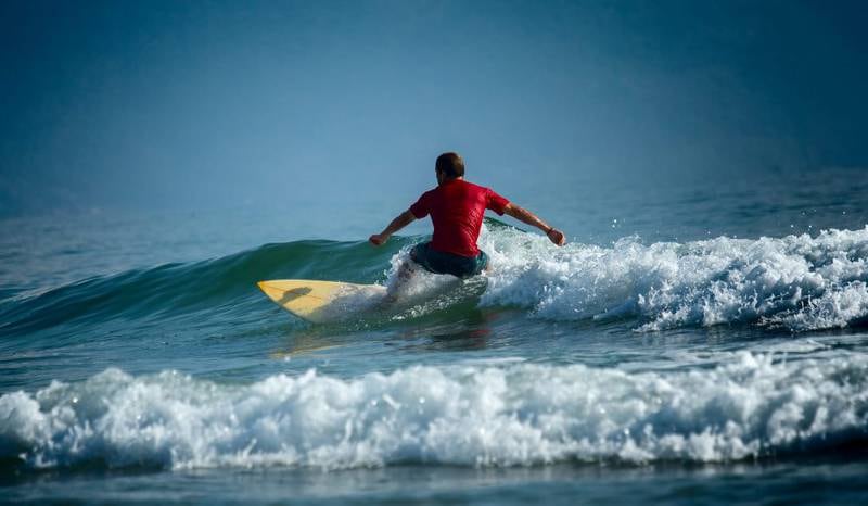 Surfing er en av de mest populære sportene å bedrive i utlandet. Surfeskoler finnes overalt der det er bølger. FOTO: MIKHAIL DUDAREV/MICROSTOCK