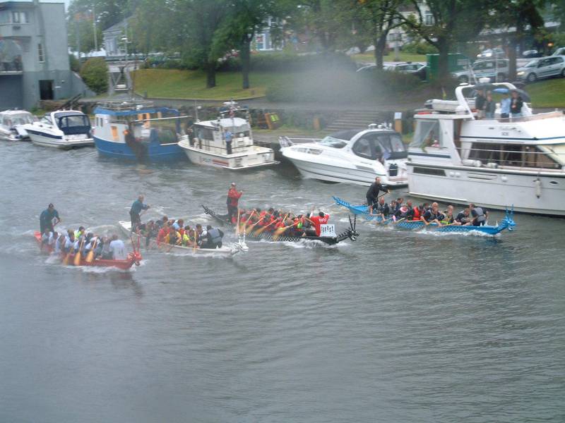 2007 var det foreløpig siste året med dragebåtfestival i Moss. Det ble en regnfull dag. Her fra finaleløpet.