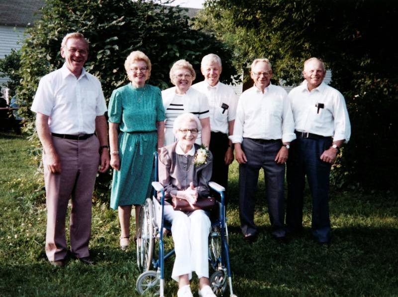 Anna Birkeland fra Konsmo, med barna og to tantebarn i USA. Birkeland var en av de siste gjenlevende barnevandrerne i 1993, og en av hovedkildene for filmen «Yohan-barnevandrer».