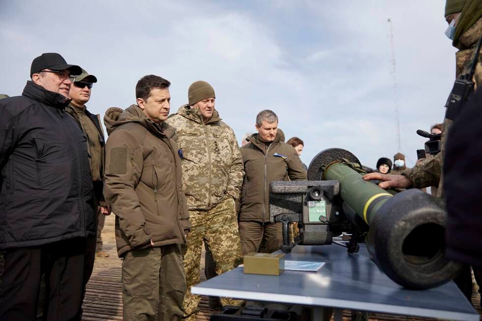President Volodymyr Zelenskyj, (tredje fra venstre) blir vist våpen i forbindelse med en militærøvelse utenfor byen Rivne. Foto: Ukrainas presidentembete / AP / NTB