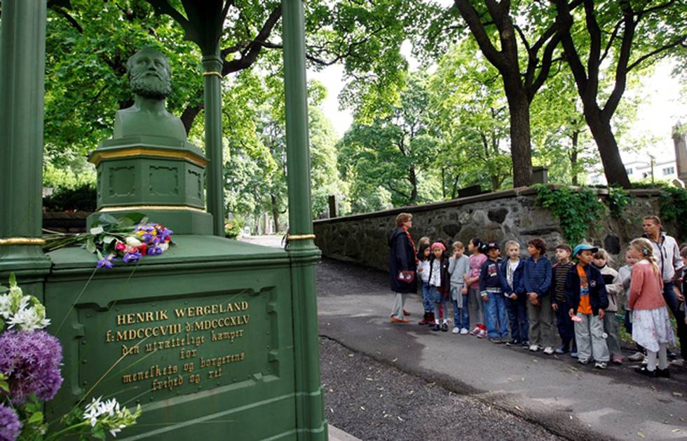 200-årsjubileet for Henrik Wergelands fødsel ble markert med blomsternedleggelse på Vår Frelserw gravlund i Oslo i 2008. FOTO: LISE ÅSERUD/NTB SCANPIX