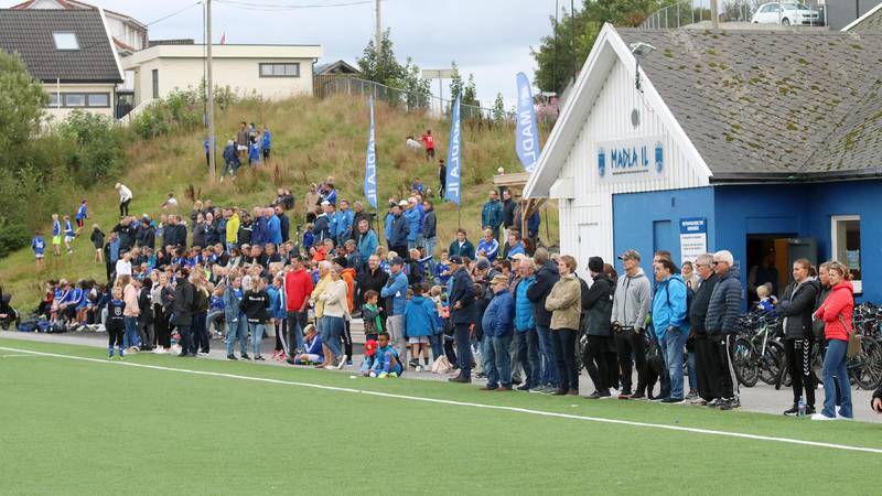 Det var mange som hadde tatt turen til Madla Handelslags stadion for å få med seg lokaloppgjøret og feire klubbens første 80 år. Foto: Pål Karstensen