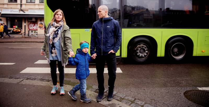 Etter at sønnen til Kim Leinan og Camilla Rønes ble påkjørt i Strømsveien i mars, fikk de nok. I dag fylles Strømsveien av Vålerengafolk som har fått nok av trafikkfarlige situasjoner.