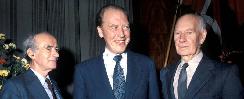Statsminister Odvar Nordli feiret 50-årsdag 3. november 1977. Her flankert av tidligere statsministere Trygve Bratteli (t.v.) og Einar Gerhardsen.FOTO: NTB SCANPIX