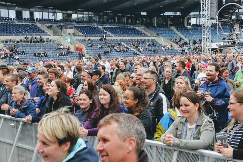 God stemning blant publikum på stadionkonsert. Foto: Roy Storvik