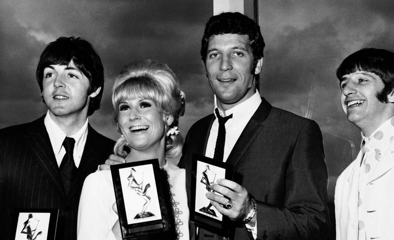 Musikkavisa Melody Makers priser for 1966 gikk til Dusty Springfield (beste kvinnelige sanger), Tom Jones (beste mannlige sanger) og The Beatles (beste gruppe). FOTO: NTB SCANPIX