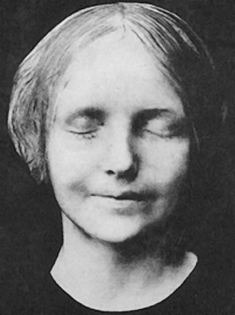 I 1902 blir liket av en ung jente funnet i elva Seinen. Hun anslås til å ikke være eldre enn rundt 16 år, men navnet kjenner ingen. 120 år senere fascinerer historien om den ukjente jenta fortsatt.