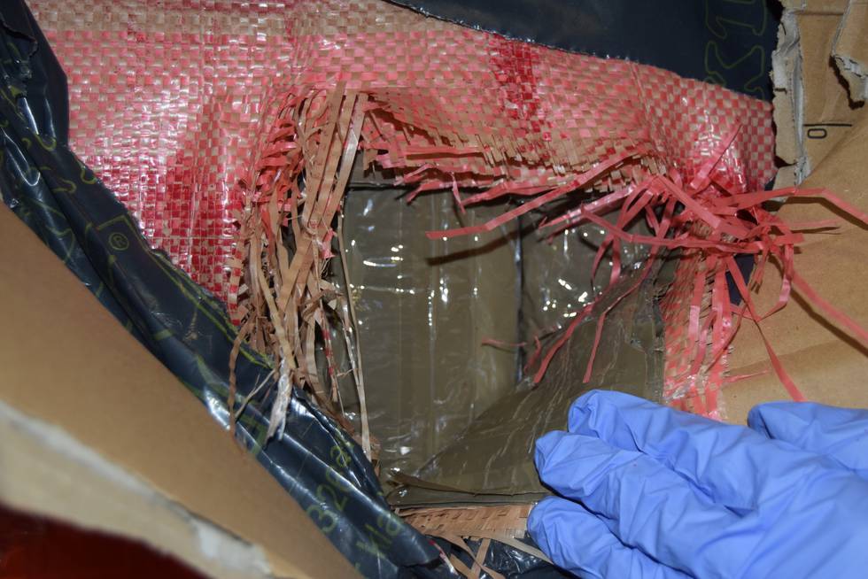 Heroinen lå i tolv harde pakker som var vakuumpakket og emballert i plastposer med strømper utenpå. Pakkene ble funnet i et hulrom under bilens forseter. Her fra et annet beslag, også det på Svinesund, hvor tollerne blant annet fant 12 kilo heroin – det største beslaget av sitt slag i fjor.