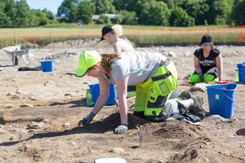 Arkeologer har gravd på Dilling siden mai i år. Nå tror de at de har funnet en hel landsby, men det gjenstår fortsatt å bekrefte at folk bodde der samtidig.