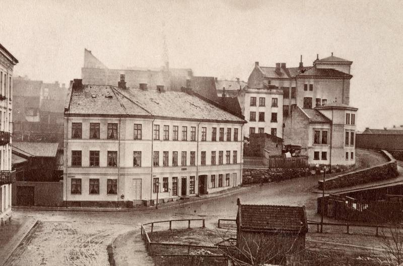 Husa nærmest vannet hadde adresse Strandgata. Her fotografert cirka 1870. Slottet kan skimtes i bakgrunnen til høyre.