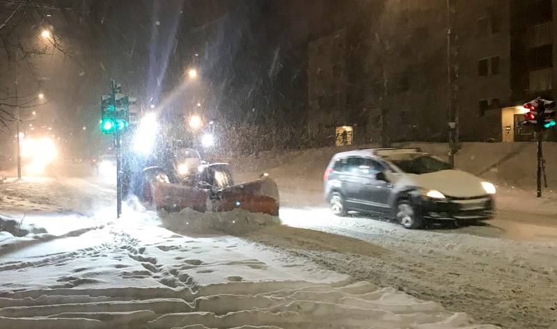 Oslo 20191111. 
Mandag morgen og snøfall i Oslo. Hellerudveien brøytes på morgenkvisten.
Foto: Jon Eeg / NTB scanpix