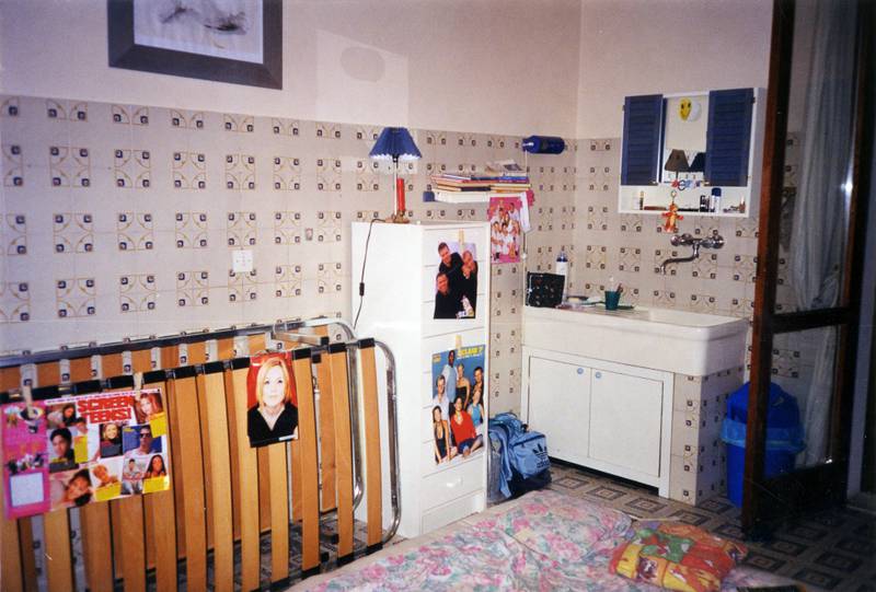 PLAKATER: På ferietur i Italia gjorde jeg mitt beste med å gjenskape rommet mitt hjemme, med plakater fra diverse pop-blader. FOTO: PRIVAT