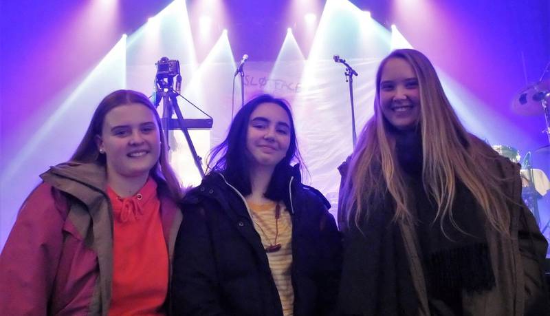 Spiller gjerne høyt: Amanda, Silje og Tine (alle 17) fra Åssiden VGS er ikke ofte på konsert, men elsker musikk.