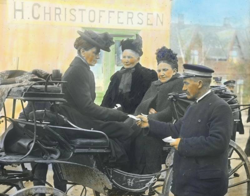 FØRSTEGANGSVELGERE: Ved stortingsvalget i 1909. Bildet er fra Drammen. FOTO: ANDERS B. WILSE/DEXTRA PHOTO/NORSK TEKNISK MUSEUM