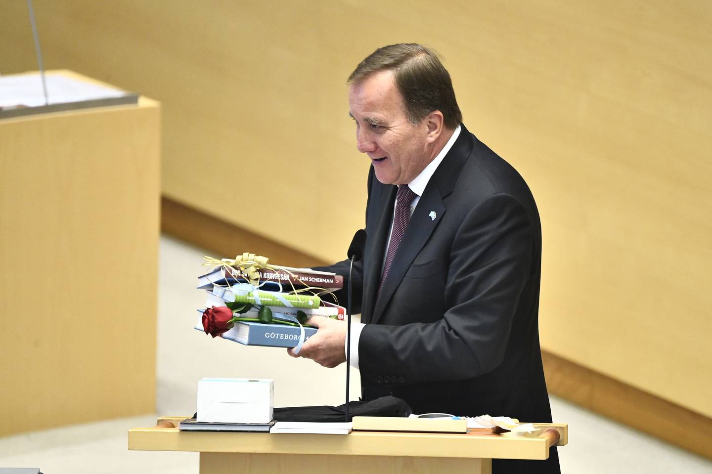Stefan Löfven fikk gaver av de andre partilederne i forbindelse med avgangen som Socialdemokraternas leder i 2021.