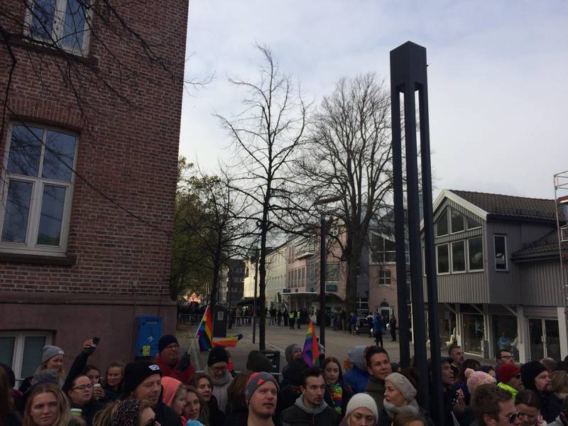 Noen hundre motdemonstranter snudde ryggen til Den Nordiske Motstandsbevegelsen i Moss lørdag.