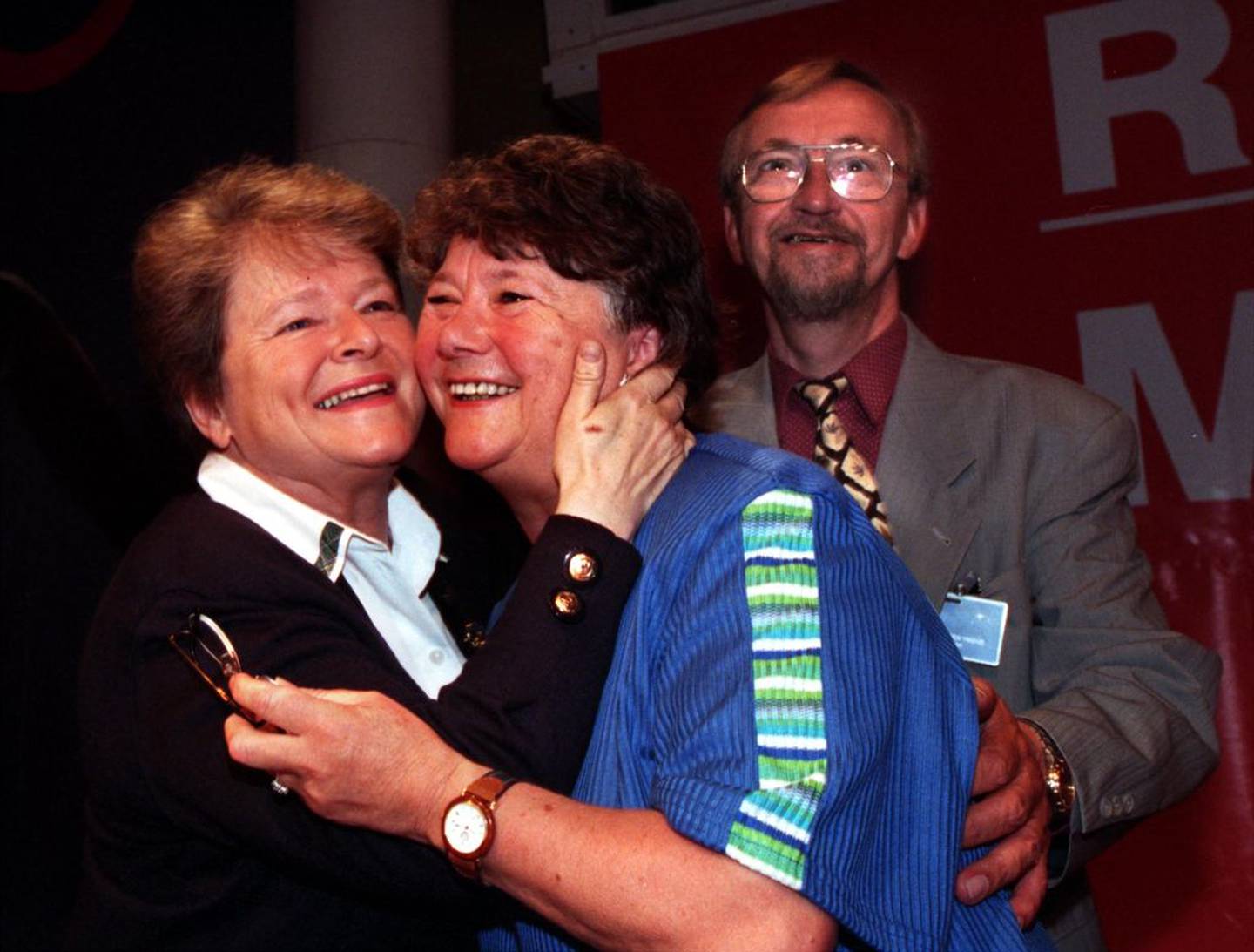 Gro Harlem Brundtland mottar likestillingspris på LO-kongressen i 1997 av Esther Kostøl og Yngve Hågensen.