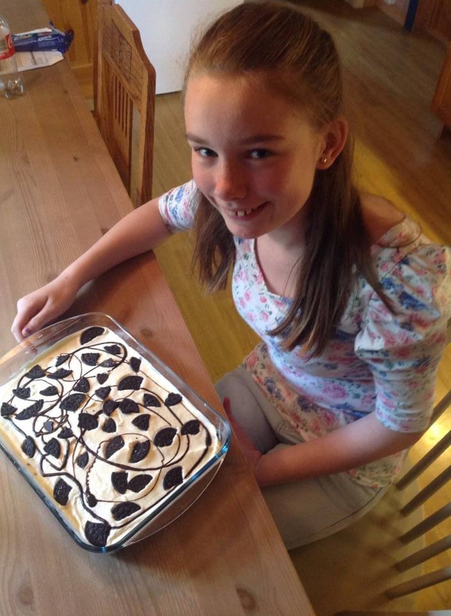 Hjemme på kjøkkenet i Skiptvet. Ann Helen er elleve år og har bakt kake til brorens konfirmasjon.