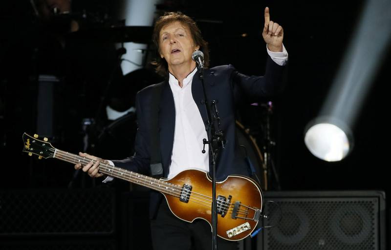 2015: Paul McCartney i fin form på scenen på Stade de France i Paris i juni. Det er fortsatt noen få billetter igjen til konserten på Fornebu tirsdag. FOTO: PATRICK KOVARIK/AFP/NTB scanpix