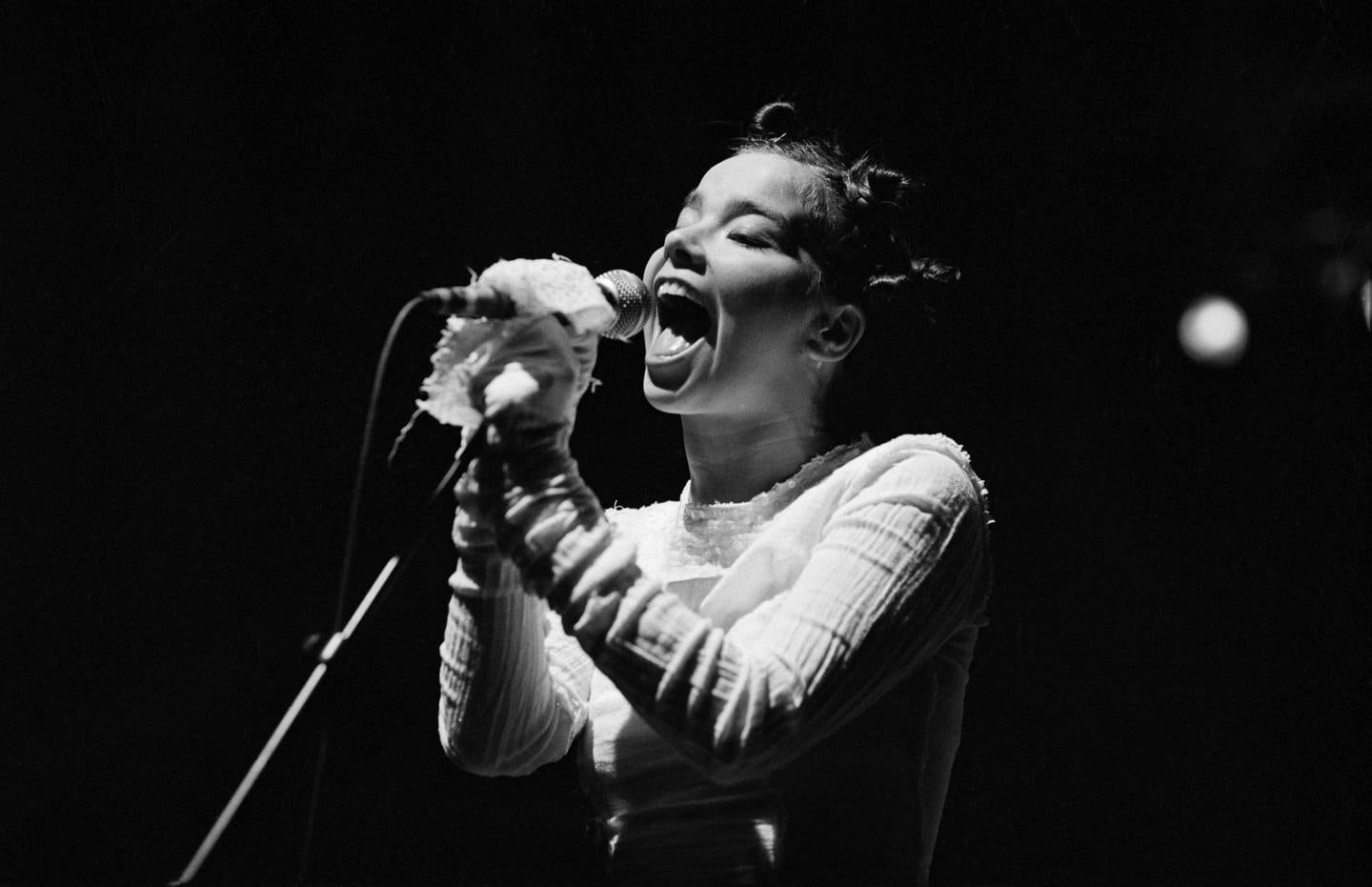 Episoden om elektronika fra Island inkluderer mange opptak av Björk som den islandske TV-kanalen RUV har i arkivene.