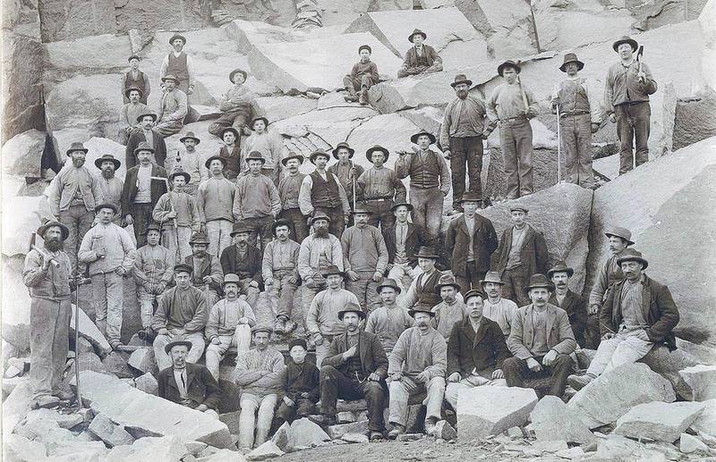 Steinhoggere på Ravnkollen, 1890. Arbeidsdagen starta klokka 6, og varte til tidligst klokka 18.