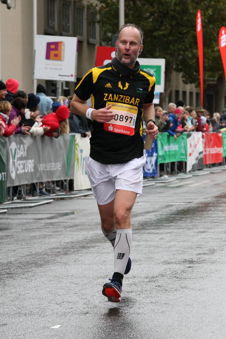 Geir Nummedal løp Dresden maraton i 2019. Nå har han skrevet Maratonshots, om en mann midt i livet som løper 42,2 kilometer og tenker på stort og smått i livet.