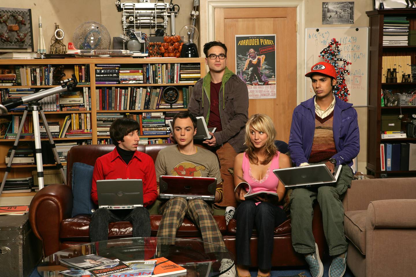 Den opprinnelige gjengen i «Big Bang Theory», en av de siste store amerikanske sitcom-suksessene på vanlig amerikansk TV. Nå på nett med status som en klassiker i sin genre.