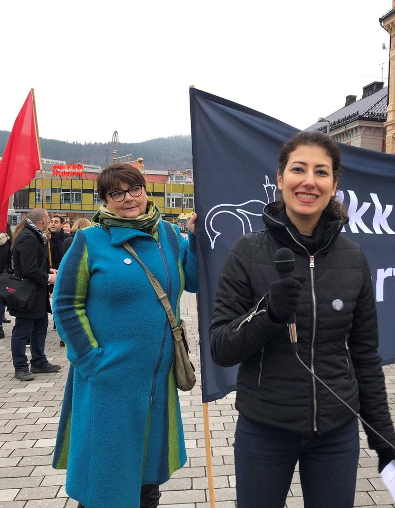 I front: Ingunn Strand Johansen (t.v., Drammen Rødt) og Sahar Madahian (SV) dannet fortroppen da det massive demonstrasjonstoget forlot Strømsø torg og over Bybrua. ALLE FOTO: KATRINE STRØM