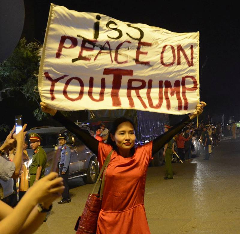 Protesterte mot Trump: Mai Khoi under Donald Trumps statsbesøk i Vietnam, 11. november 2017. FOTO: AFP/NTB SCANPIX