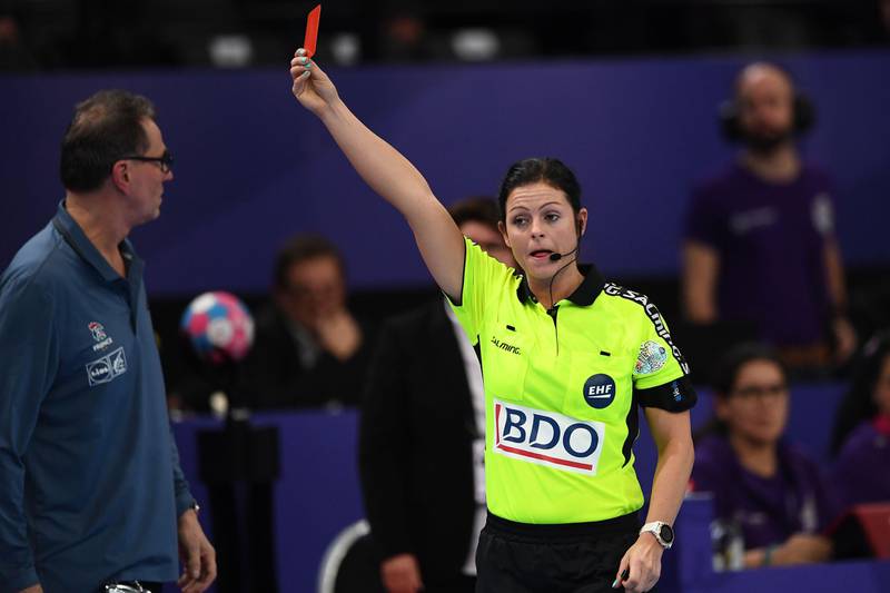 Danish referee Line Hesseldal Hansen gives a red card during the EHF EURO 2018 European Women's Handball Championship Final match between Russia and France at the AccorHotels Arena in Paris, on December 16, 2018. (Photo by Anne-Christine POUJOULAT / AFP)