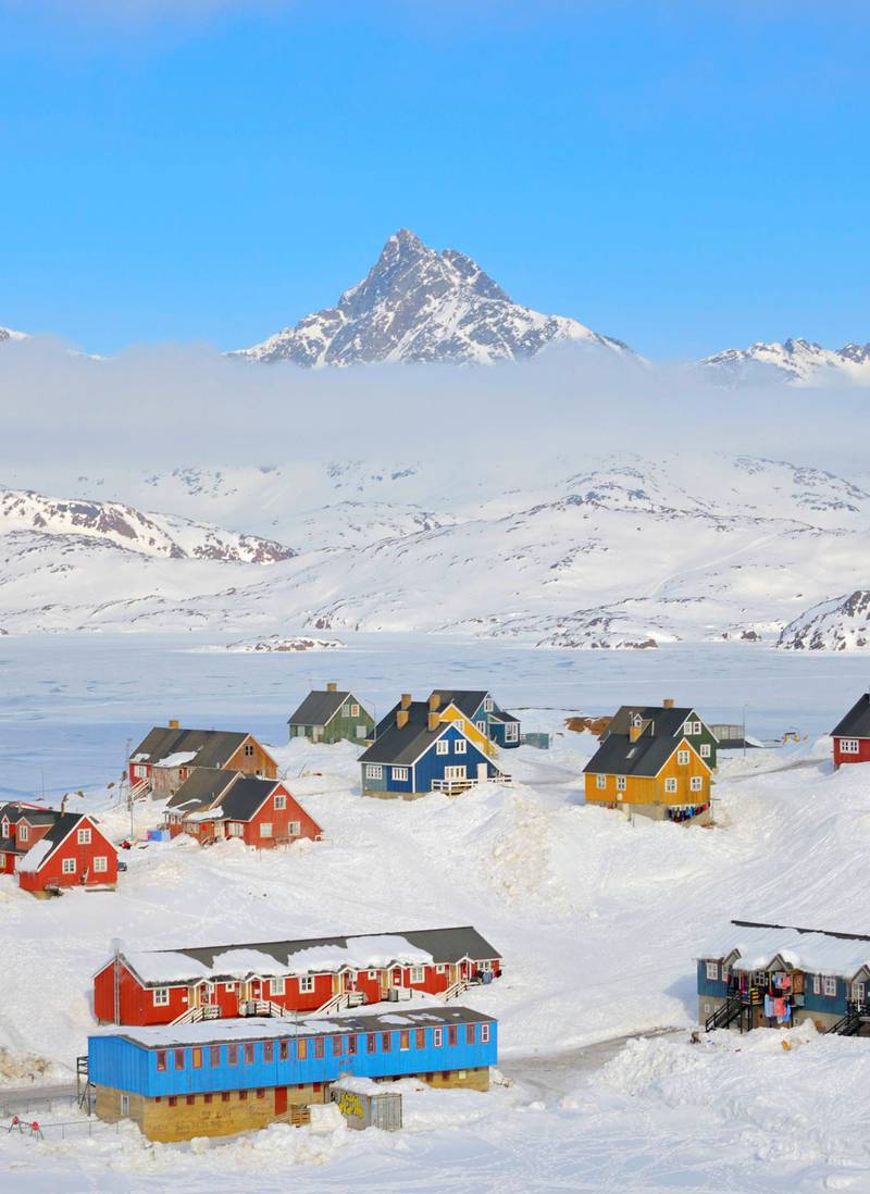 Fargerike hus liver opp Tasiilaq på Grønland, der de arktiske vinterleker skal arrangeres i mars. FOTO: MADY70/ISTOCK