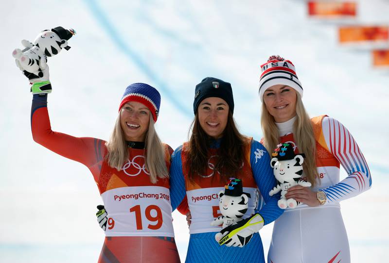 Ragnhild Mowinckel (t.v.) i godt selskap på seierspallen. I midten gullvinner Sofia Goggia (Italia) og bronsevinner Lindsey Vonn.