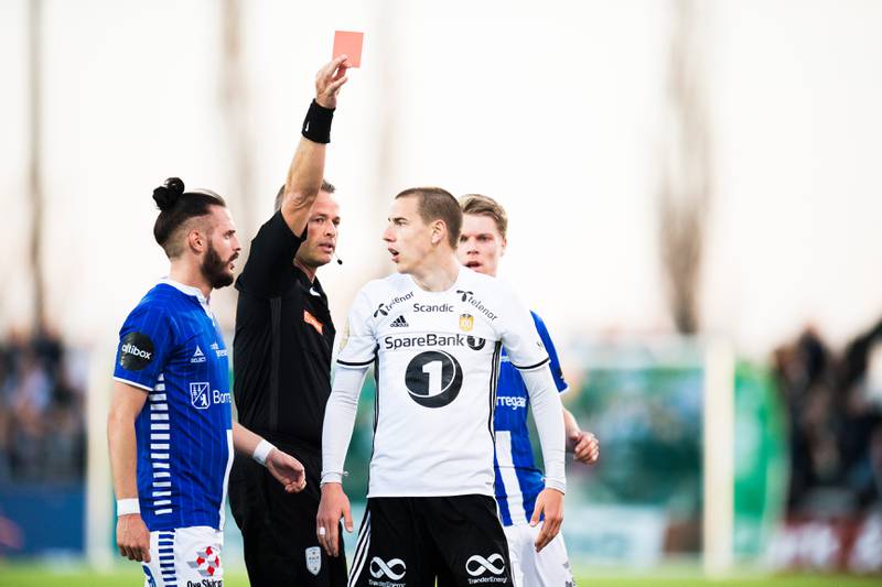 Dommer Svein Oddvar Moen gir rødt kort til Rosenborgs Milan Jevtovic.
