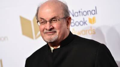 Salman Rushdie sliter etter knivangrepet i fjor