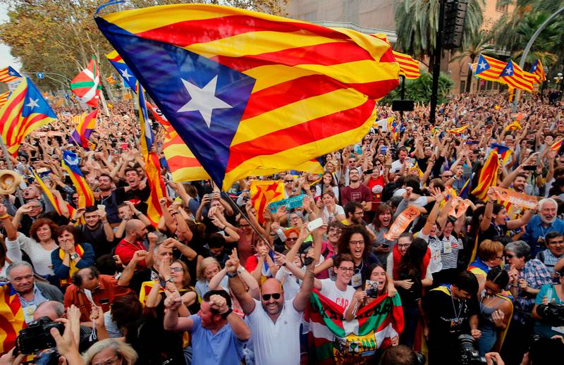 SPENT: Uavhengighetsforkjempere i Barcelona jublet da et flertall i Catalonias parlament erklærte selvstendighet for Catalonia 27. oktober. Men det skulle bli starten på en alvorlig politisk utvikling for Catalonia. 