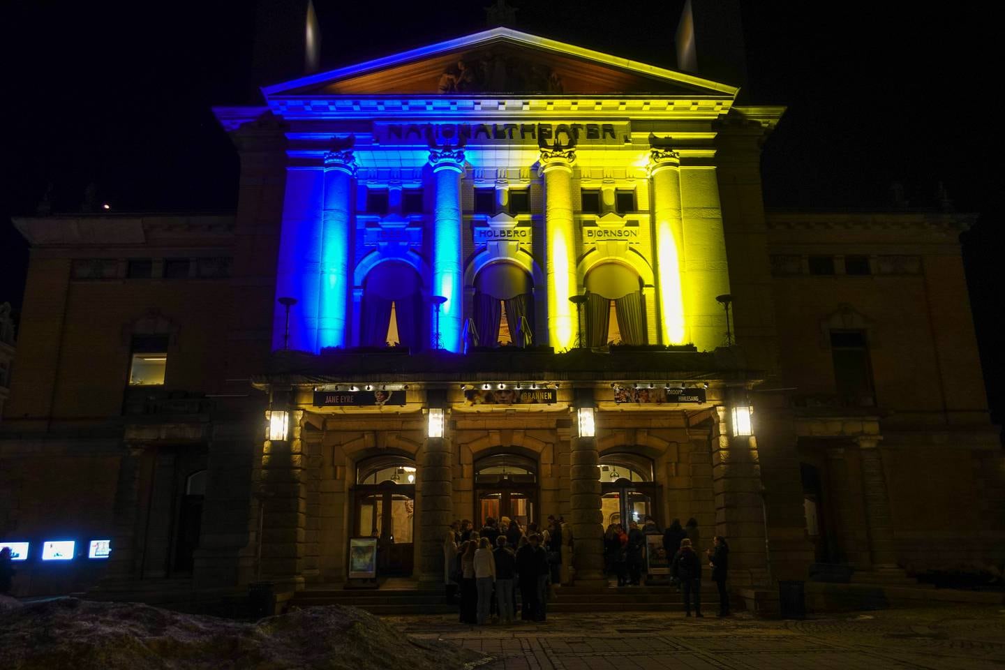 Norske musikk- og scenekunstinstitusjoner, som Nationaltheatret, lyssetter sine bygninger i Ukrainas farger i solidaritet med landet denne uka.