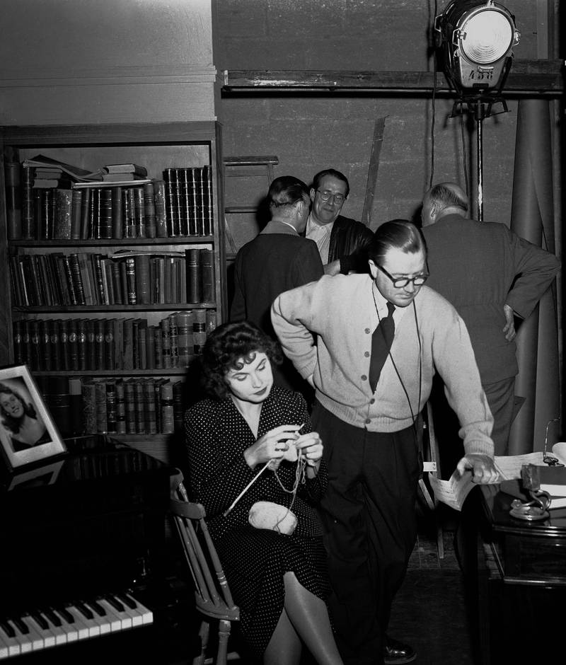 Innspilling av filmen «Heksenetter» i Norsk Films studio på Jar. Skuespillerne Ingerid Vardund og filmfotograf Per Jonson. Bildet er fra 1953. FOTO: NTB SCANPIX