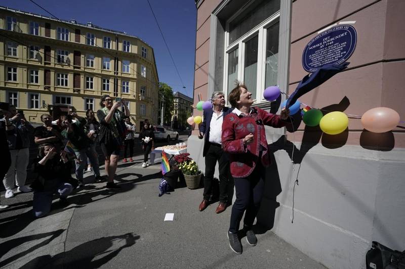 Oslo-ordfører Marianne Borgen avduker skiltet i Dalsbergstien 21 i Oslo på 70-årsdagen til foreningen FRI. Skiltet markerer starten på den organiserte homobevegelsen i Norge. Ved siden av står Ole Rikard Høisæther, generalsekretær i Oslo Byes Vel.