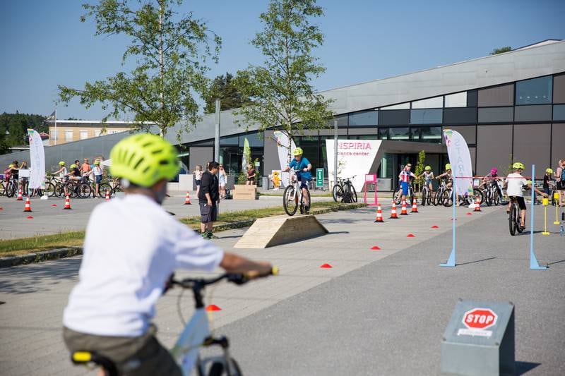 Skoleklasser fra hver kommune der rittet Ladies Tour of Norway kjører igjennom (Fredrikstad, Rakkestad, Halden, Eidsberg, Askim og Sarpsborg) deltok på sykkeldagen.