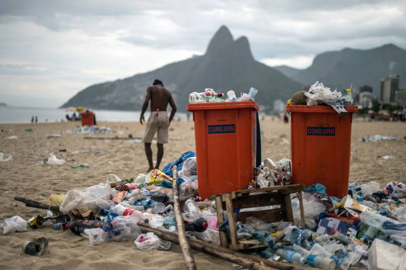 BRASIL: En mann går på Ipanema-stranden i Rio de Janeiro under en søppelstreik. Mange av verdens strender sliter med søppel som hoper seg opp fra turister og skylles inn med bølgene.FOTO: YASUYOSHI CHIBA/NTB SCANPIX