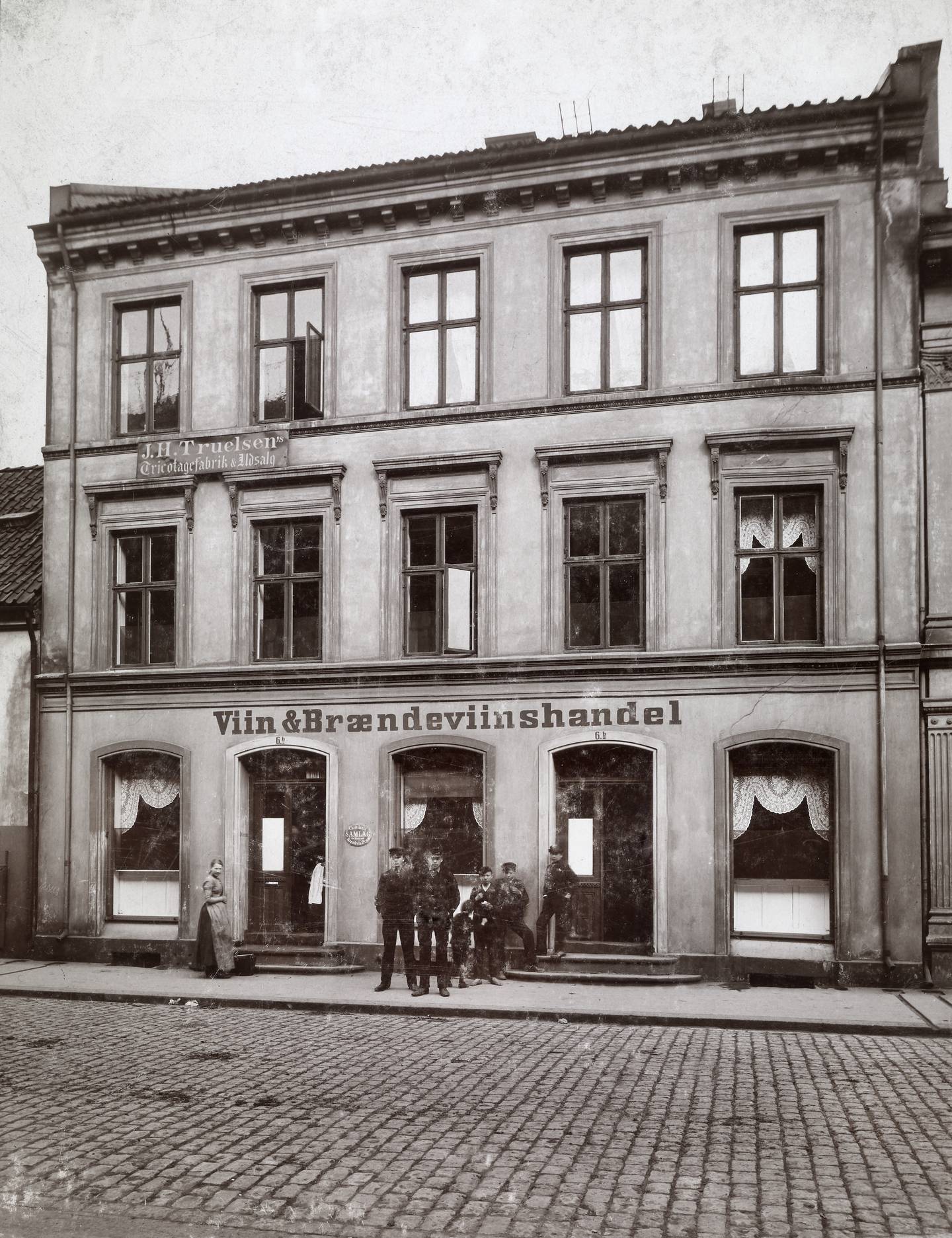 Skippergata 6 B da bygården sto nybygget på slutten av 1870-tallet. I første etasje hadde da Christiania vin- og brennevinssamlag utsalg.
