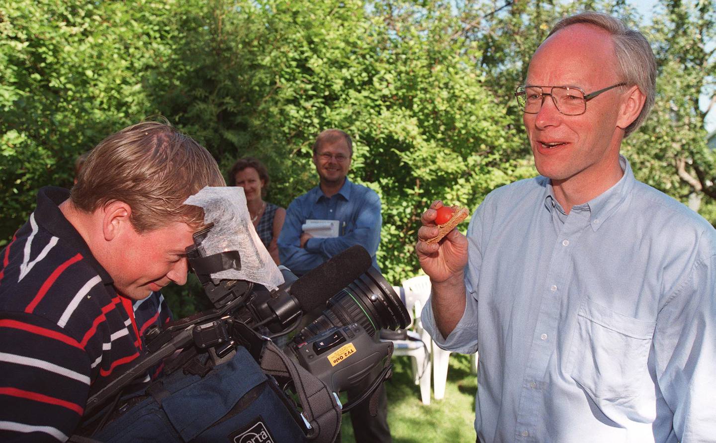 Per Olaf Lundteigen og  Buskerud Senterparti inviterte til pressesamling med gammelost og jordbær i juli 1997. Og med et budskap som skulle skape et voldsomt spetakkel.
