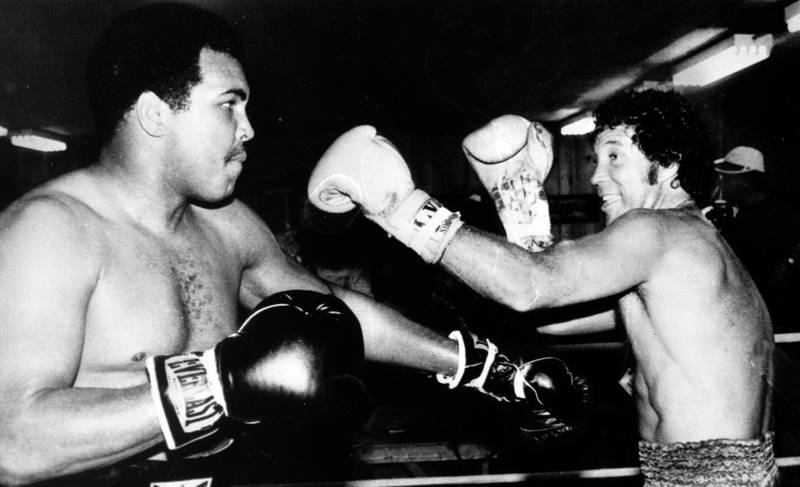 Tom Jones forsøker å få enda en «hit», denne gangen i ringen med Muhammad Ali. FOTO: NTB SCANPIX/AP