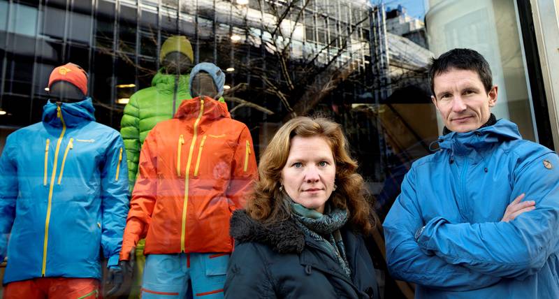 Kjemikalieansvarlig Therese Jacobsen og leder i Greenpeace Norge, Truls Gulowsen foran Norrønas butikk i Akersgata. Den blå og oransje jakken i bakgrunnen er blant produktene med miljøgiften fluorkarbon. FOTO: Mimsy Møller