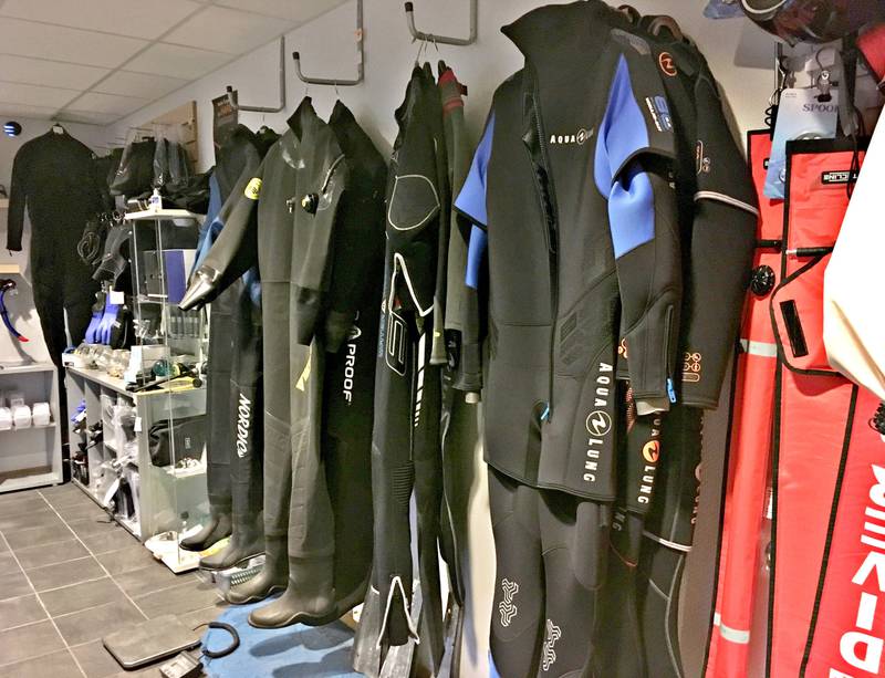 Til leie: På Halden Dykkersenter kan man leie og kjøpe topp dykkerutstyr. – Man kan kjøpe både nytt og brukt, sier senterlederen. FOTO: SILJE LOUISE WATERS