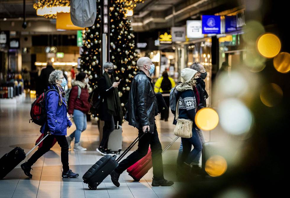 Flere land i Europa strammer inn reiseregler på grunn av økt smitte og nyheten om omikron. Her fra Schiphol flyplass i Amsterdam. Nederland har påvist omikron i en test allerede fra 19. november.