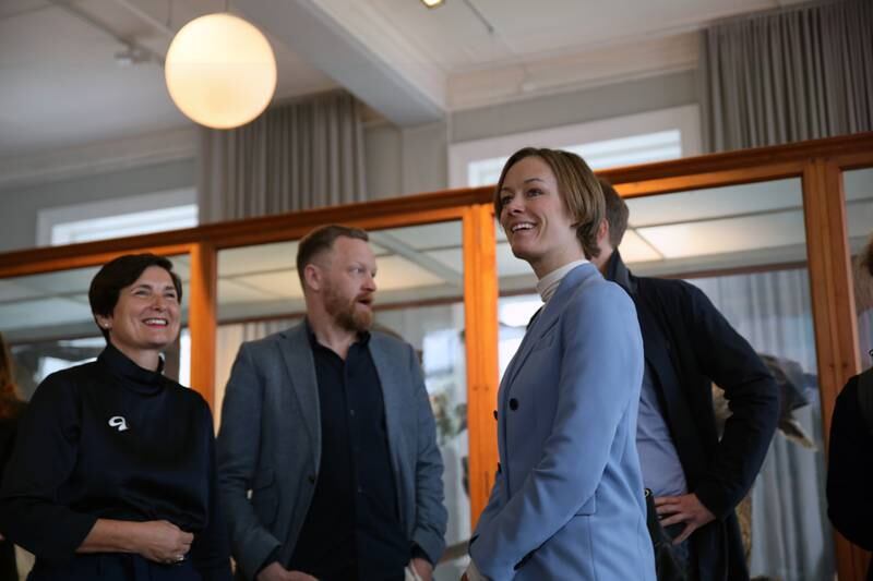 Administerende direktør Siri Aavitsland i Museum Stavanger og teatersjef Glenn André Kaada i møte med kulturminister Anette Trettebergstuen.